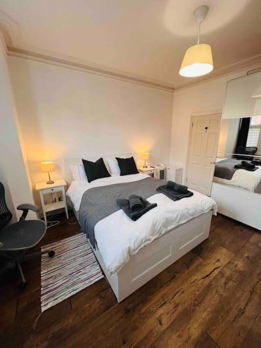 Lovely 2 Bedroom Ground Floor Flat With Garden. London Kültér fotó