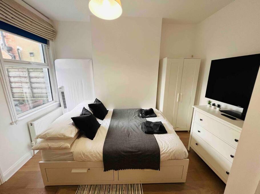 Lovely 2 Bedroom Ground Floor Flat With Garden. London Kültér fotó