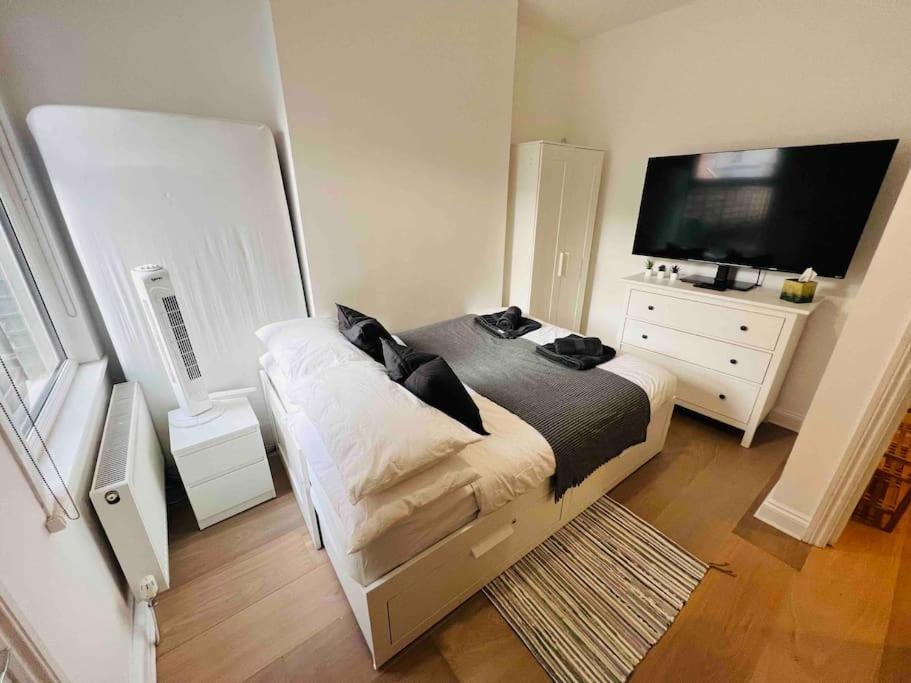Lovely 2 Bedroom Ground Floor Flat With Garden. London Kültér fotó