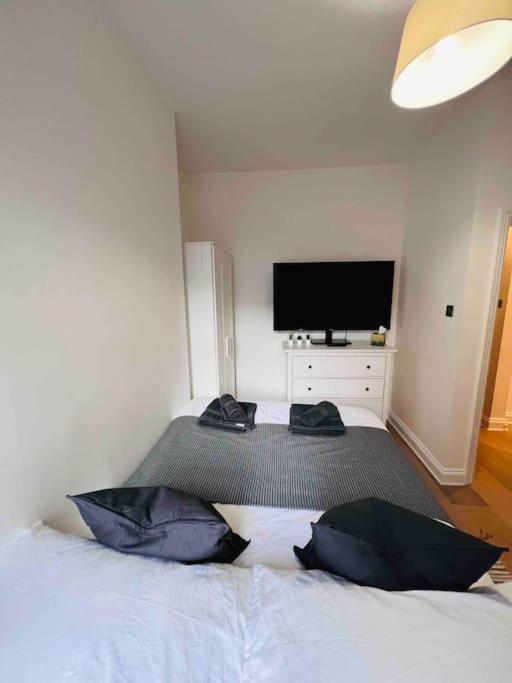 Lovely 2 Bedroom Ground Floor Flat With Garden. London Kültér fotó