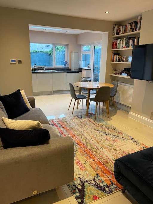 Lovely 2 Bedroom Ground Floor Flat With Garden. London Kültér fotó