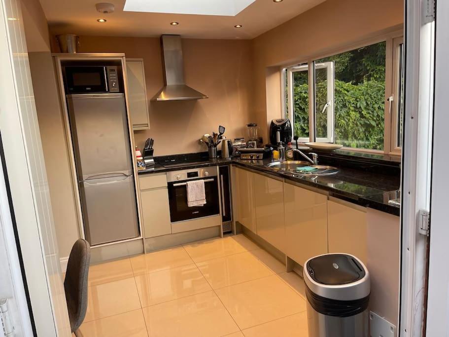 Lovely 2 Bedroom Ground Floor Flat With Garden. London Kültér fotó