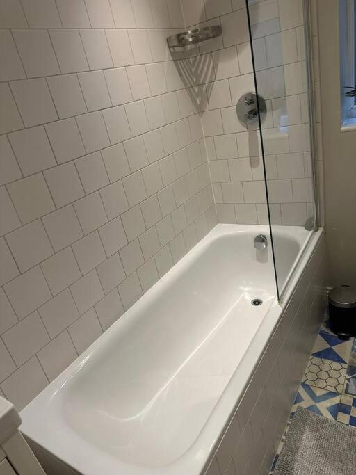 Lovely 2 Bedroom Ground Floor Flat With Garden. London Kültér fotó
