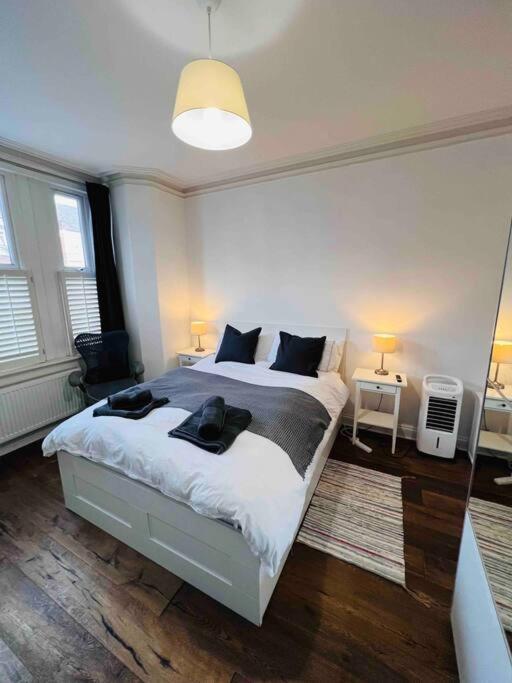 Lovely 2 Bedroom Ground Floor Flat With Garden. London Kültér fotó