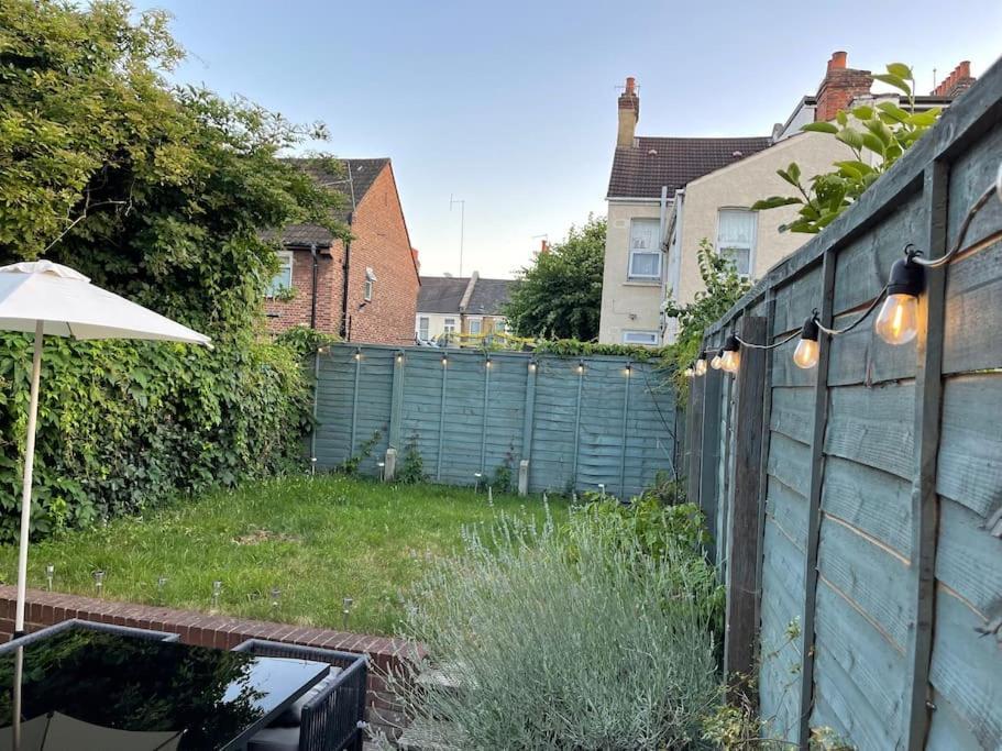 Lovely 2 Bedroom Ground Floor Flat With Garden. London Kültér fotó