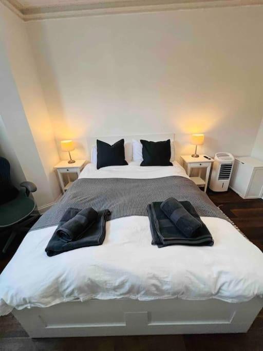 Lovely 2 Bedroom Ground Floor Flat With Garden. London Kültér fotó