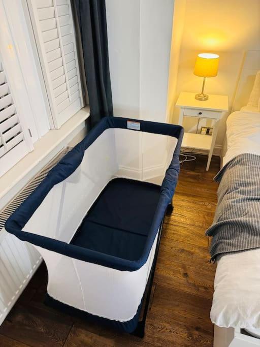 Lovely 2 Bedroom Ground Floor Flat With Garden. London Kültér fotó