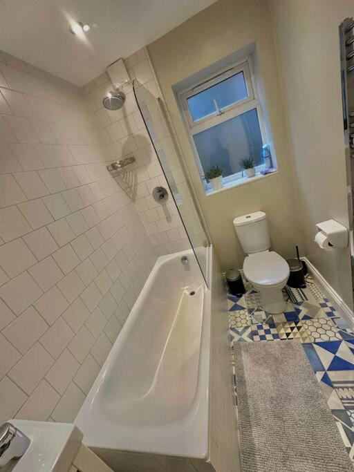Lovely 2 Bedroom Ground Floor Flat With Garden. London Kültér fotó