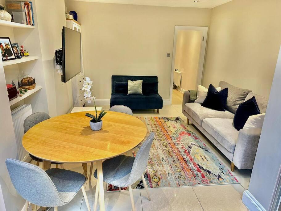 Lovely 2 Bedroom Ground Floor Flat With Garden. London Kültér fotó