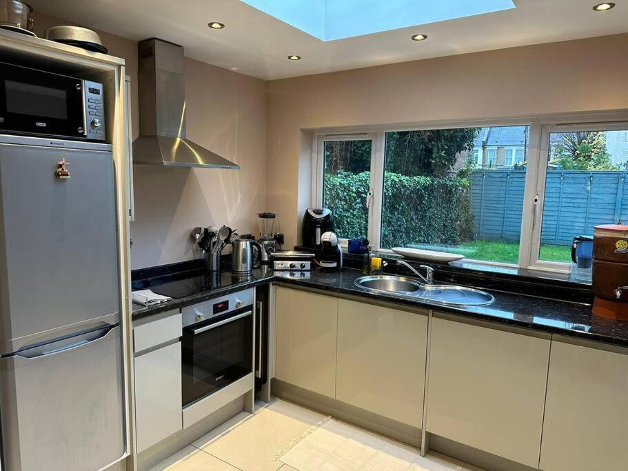 Lovely 2 Bedroom Ground Floor Flat With Garden. London Kültér fotó