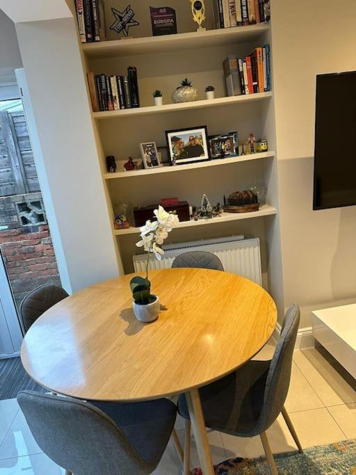 Lovely 2 Bedroom Ground Floor Flat With Garden. London Kültér fotó