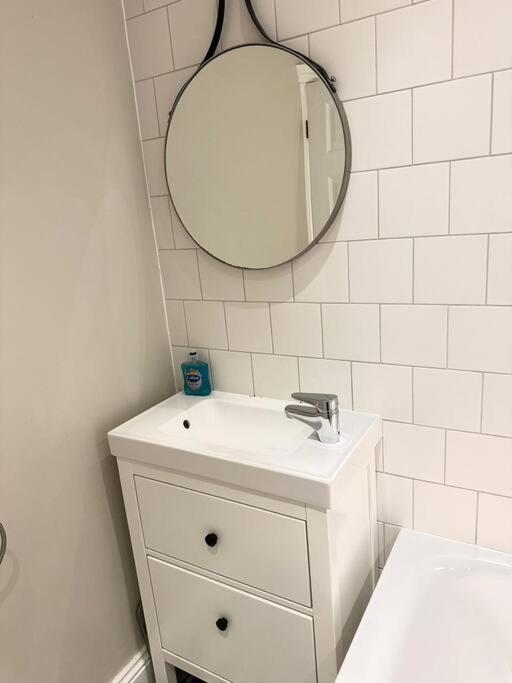 Lovely 2 Bedroom Ground Floor Flat With Garden. London Kültér fotó
