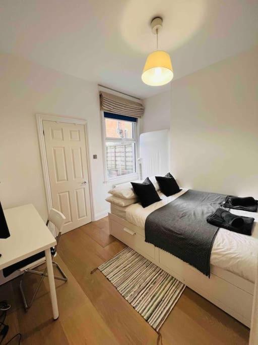Lovely 2 Bedroom Ground Floor Flat With Garden. London Kültér fotó