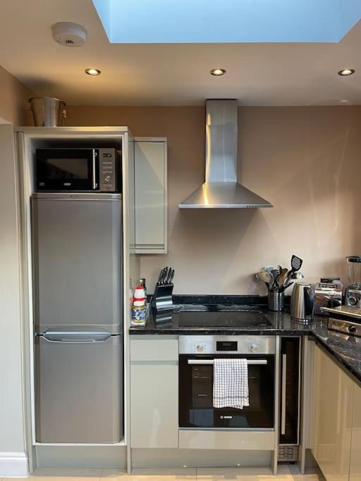 Lovely 2 Bedroom Ground Floor Flat With Garden. London Kültér fotó