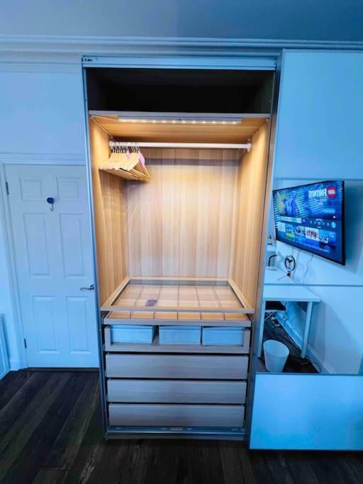 Lovely 2 Bedroom Ground Floor Flat With Garden. London Kültér fotó