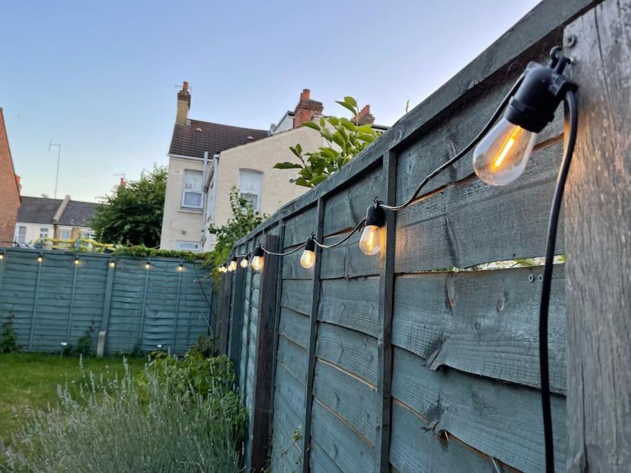 Lovely 2 Bedroom Ground Floor Flat With Garden. London Kültér fotó