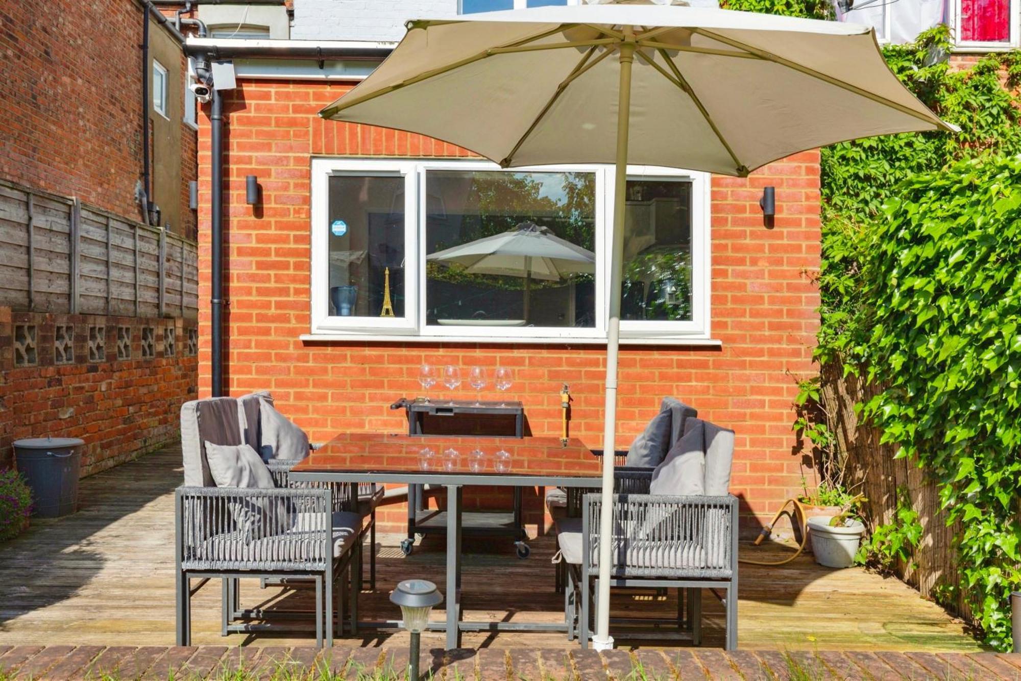 Lovely 2 Bedroom Ground Floor Flat With Garden. London Kültér fotó